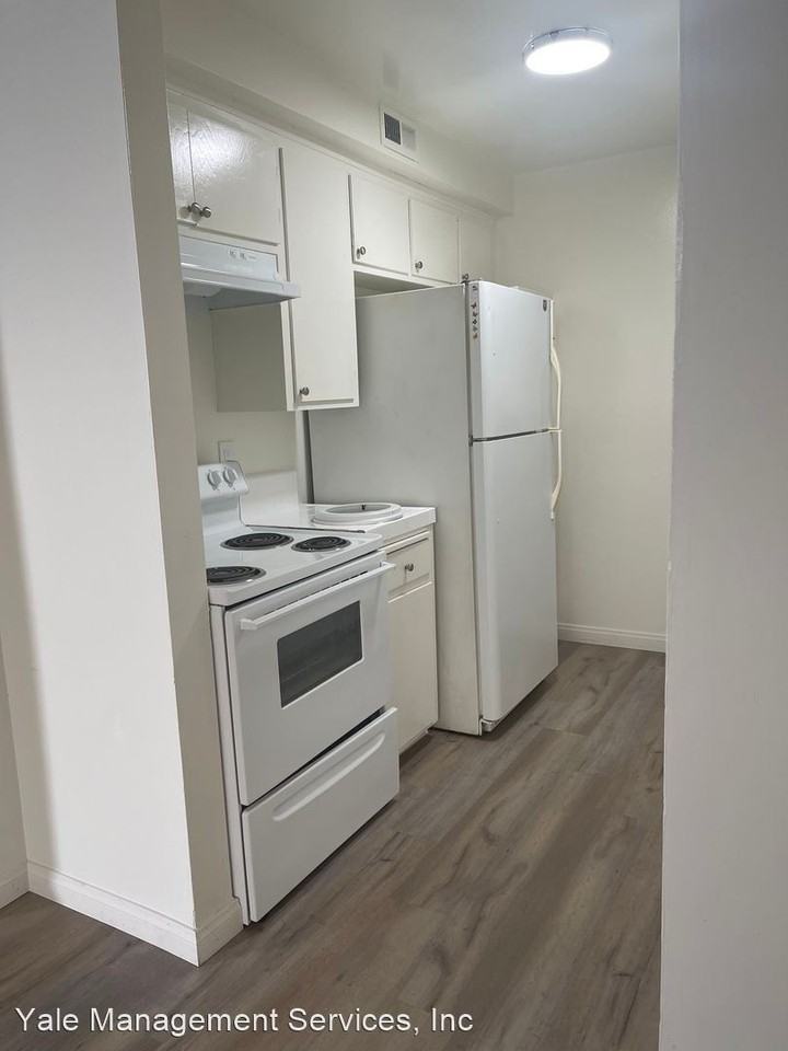 17106 Chatsworth Street - Photo 3 of 10