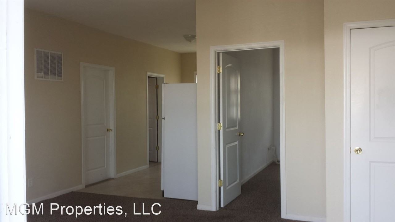 153 S Green St - Photo 3 of 8