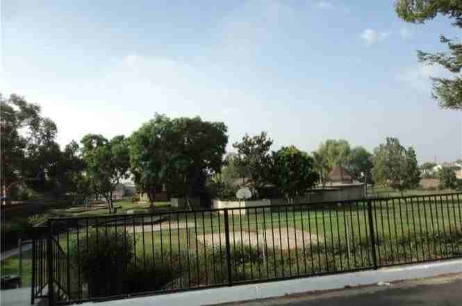 835 S Tamarisk Ave - Photo 2 of 2