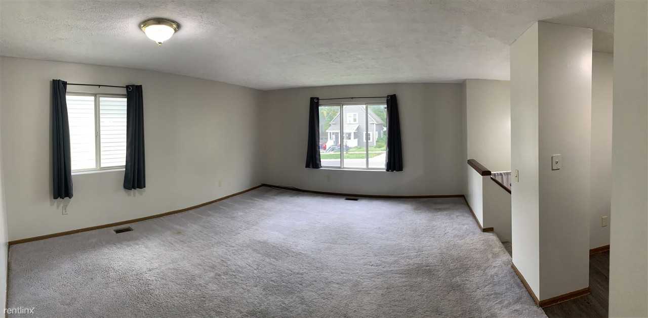 1368 College Ave Ne - Photo 2 of 11