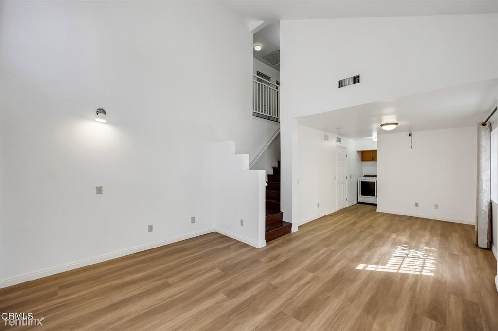 11161 Elliott Ave - Photo 2 of 10