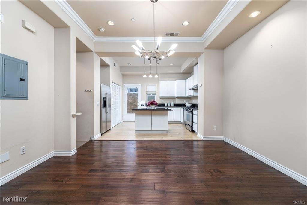 431 N Los Robles Ave #6 - Photo 3 of 10