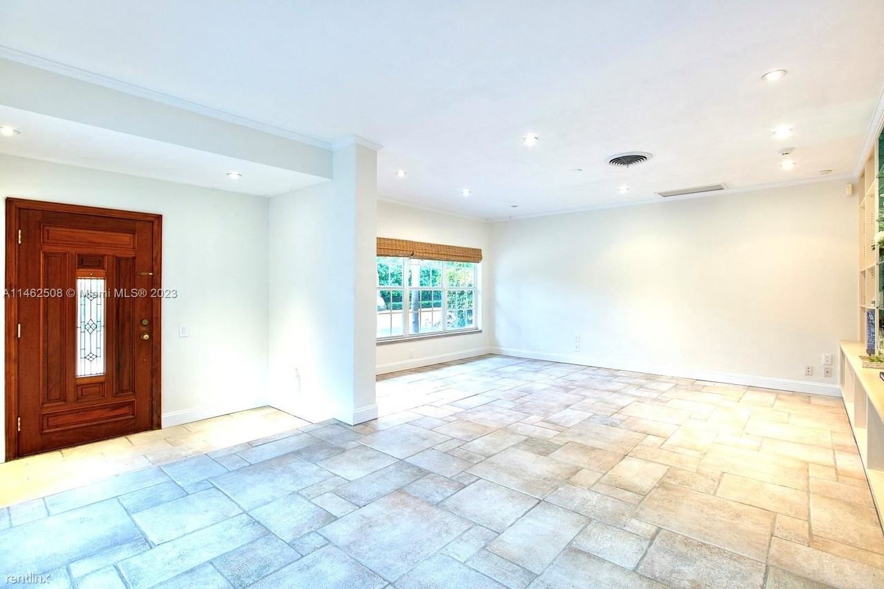 171 Edgewater Dr - Photo 2 of 16