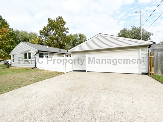 7625 E 49th St - Photo 3 of 16