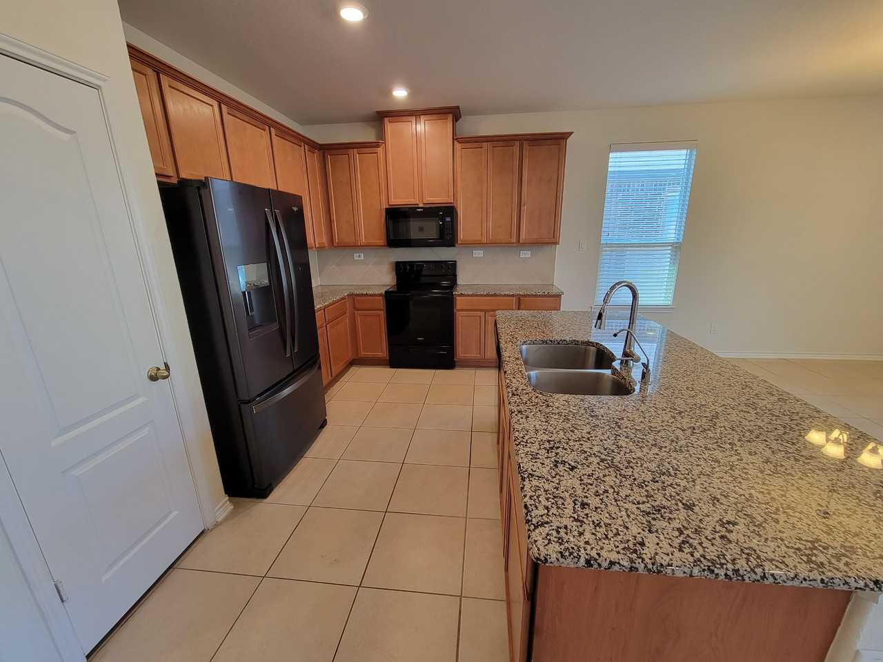 2065 Oxbow Cir - Photo 3 of 19
