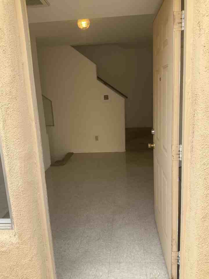 223 N Boulder Ter - Photo 3 of 33