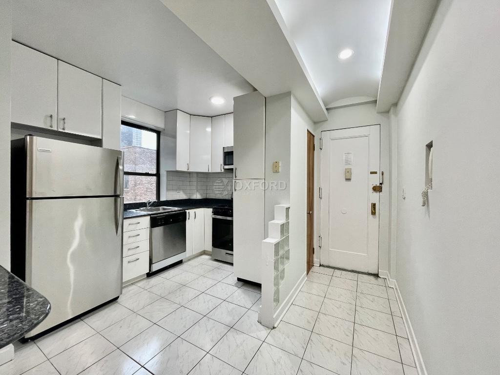 W 69th St 9C, New York, NY 10023 1 Bedroom Apartment for 4,250/month