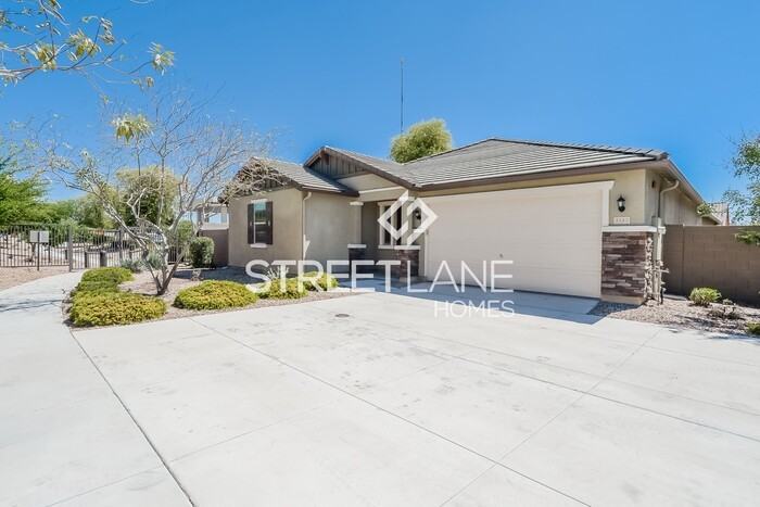 1143 S Sawyer - Photo 2 of 16