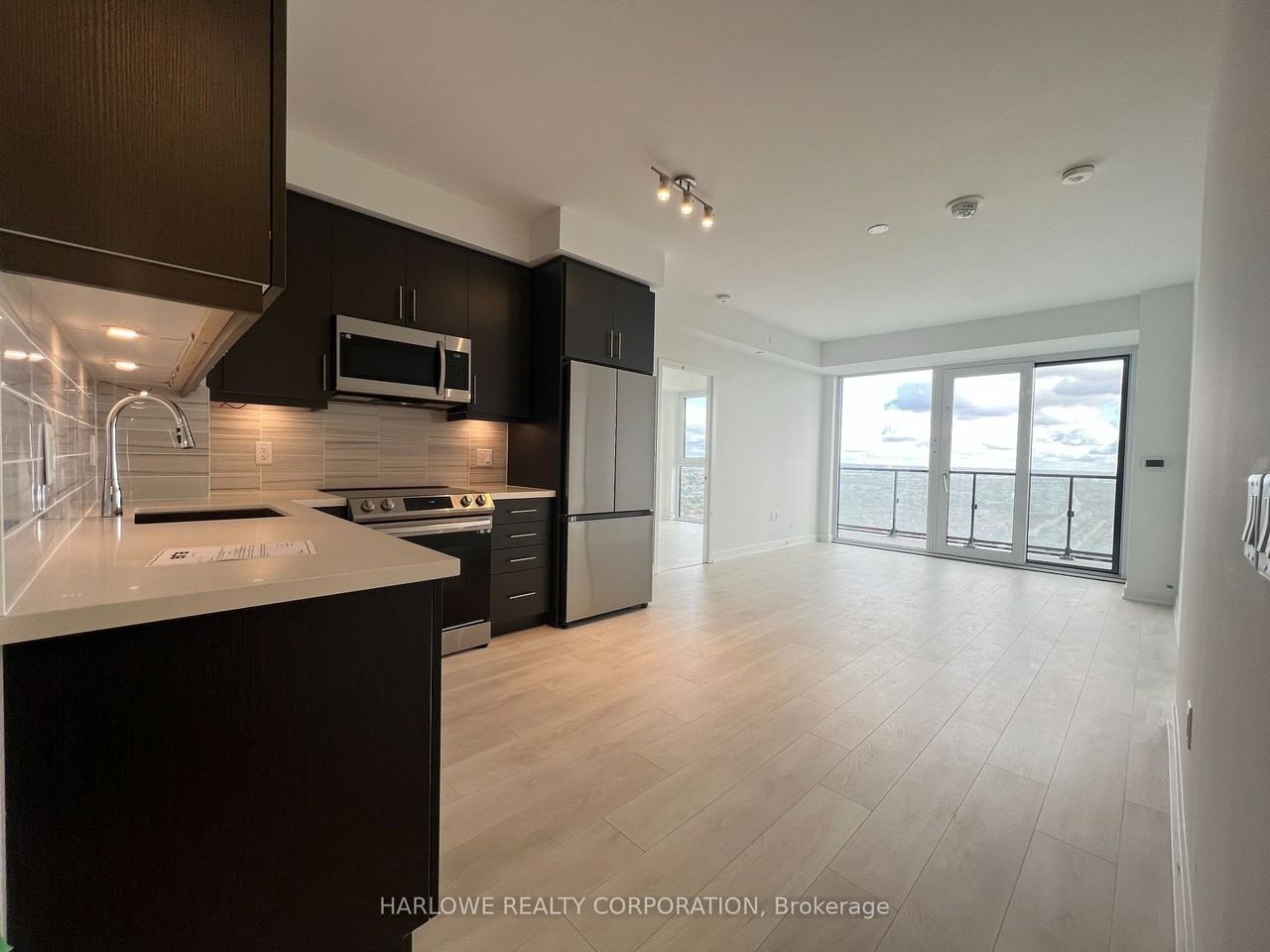 105 Oneida Crescent - Photo 2 of 12
