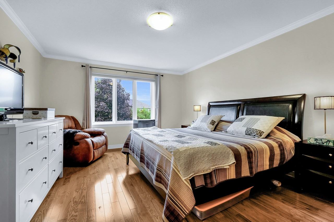 9 Oak Grove Street, Barrhaven FURNISHED ROOM Apartments 9 Oak St