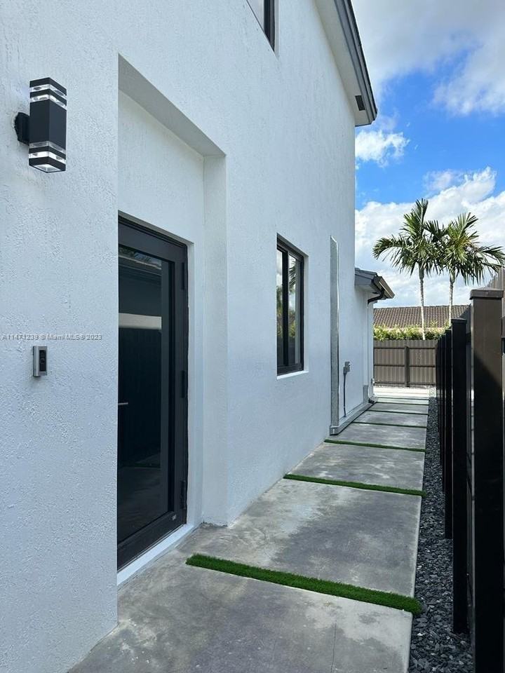 12757 Sw 210th Ter - Photo 3 of 8