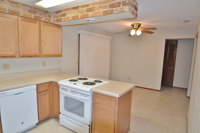 824 Upland Dr - Photo 2 of 9