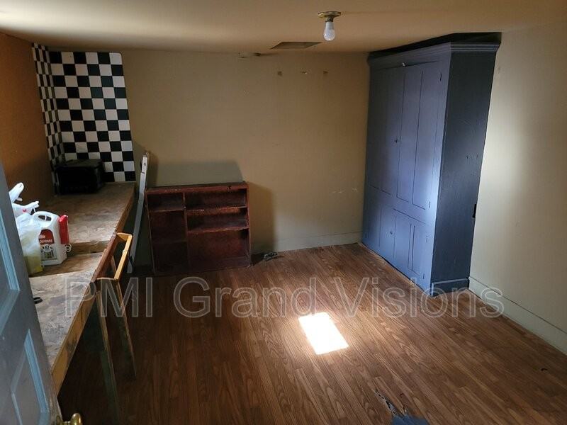 506 N Center St - Photo 2 of 18