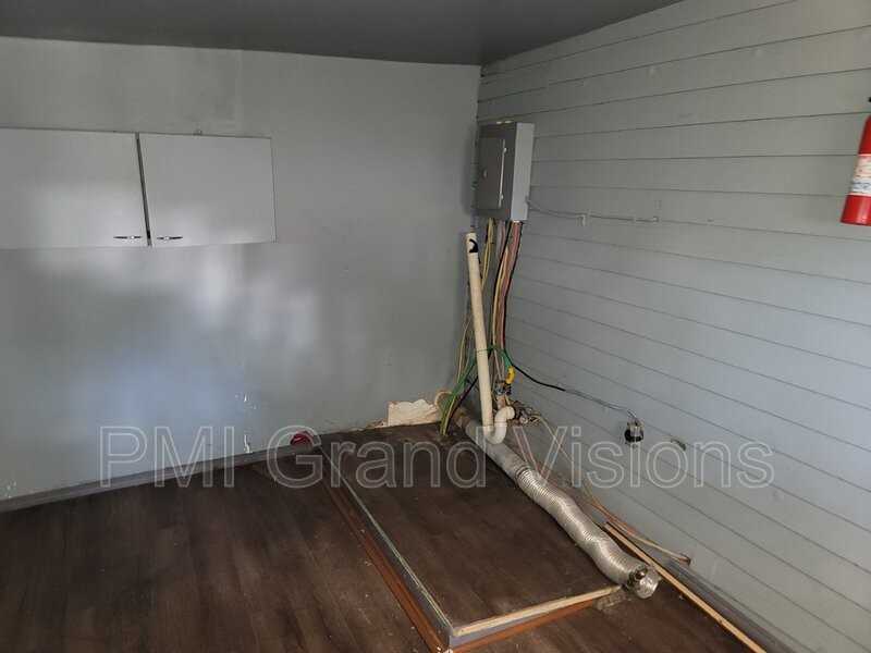 506 N Center St - Photo 3 of 18