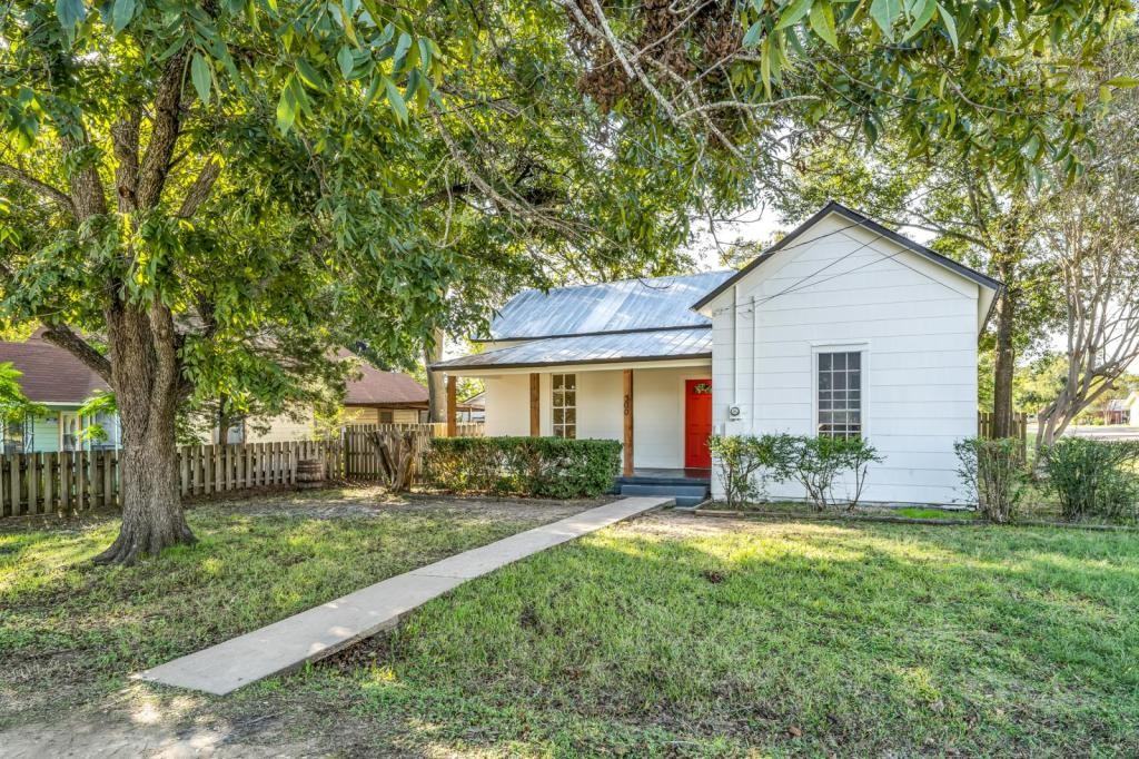 300 S Broadway St - Photo 2 of 19