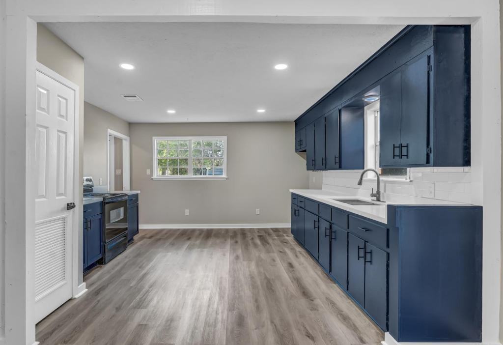 300 S Broadway St - Photo 3 of 19