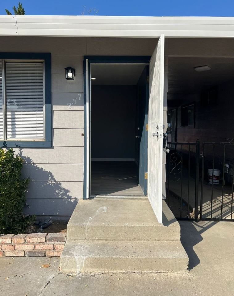 257 Brookdale Dr - Photo 4 of 26