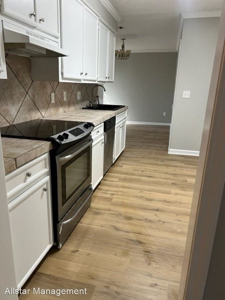 1841 Lincolnshire Blvd - Photo 3 of 13