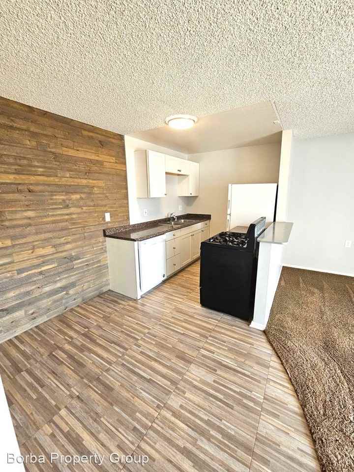 401 W.  6th St. - Photo 2 of 15