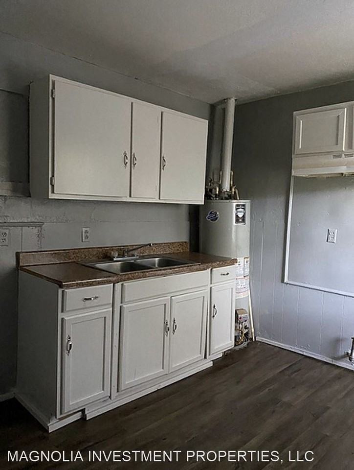 2618 Roosevelt Ave - Photo 3 of 7