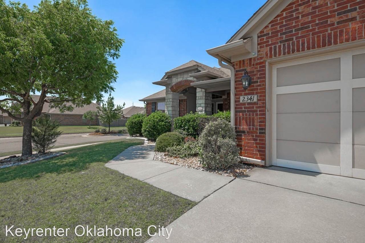 2341 Sw 136th St - Photo 3 of 34