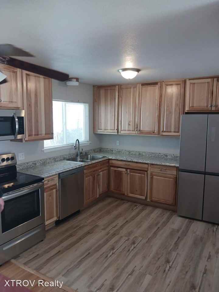 322 S Valley Rd - Photo 2 of 11