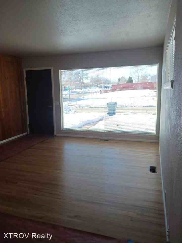 322 S Valley Rd - Photo 3 of 11