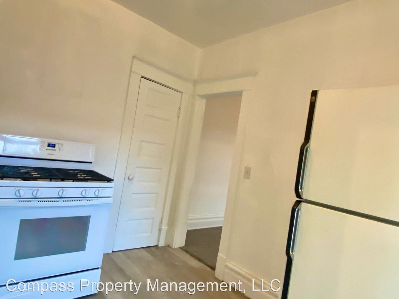 1587 Plainfield Ave Ne - Photo 3 of 5