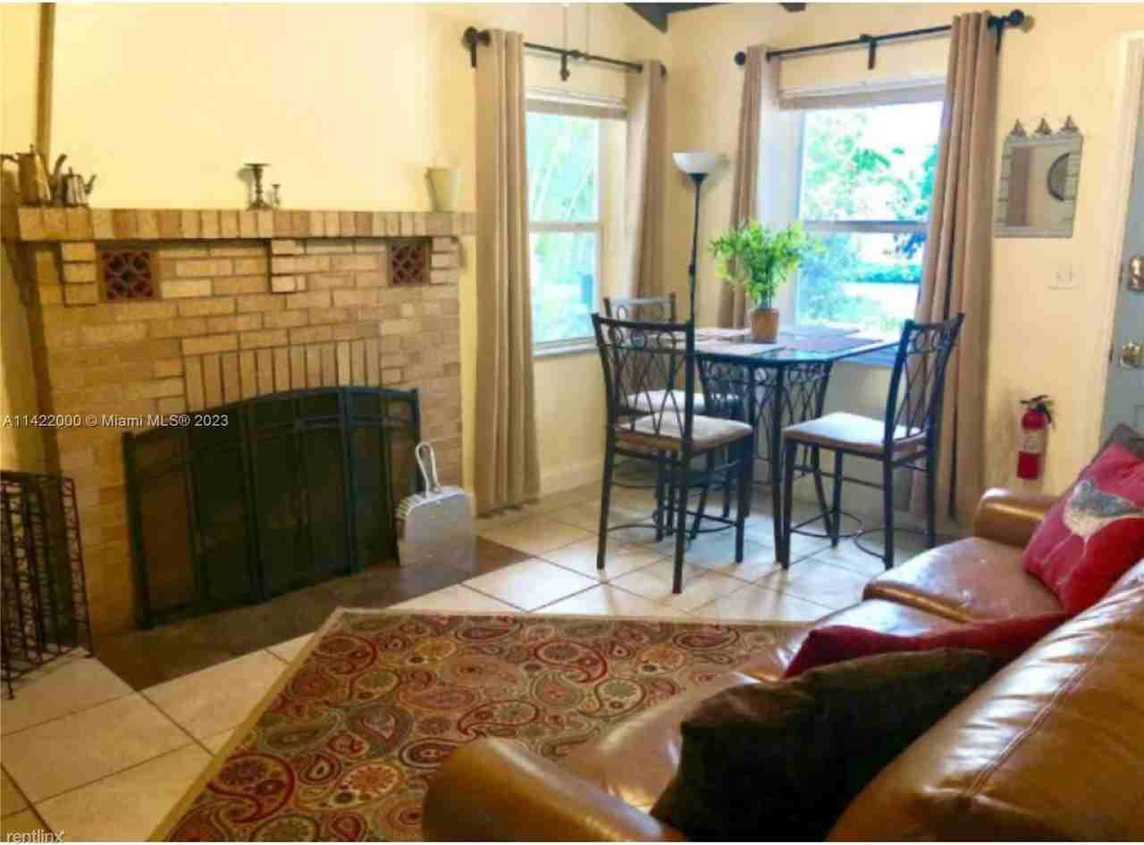 1108 Ne 3rd St - Photo 2 of 10