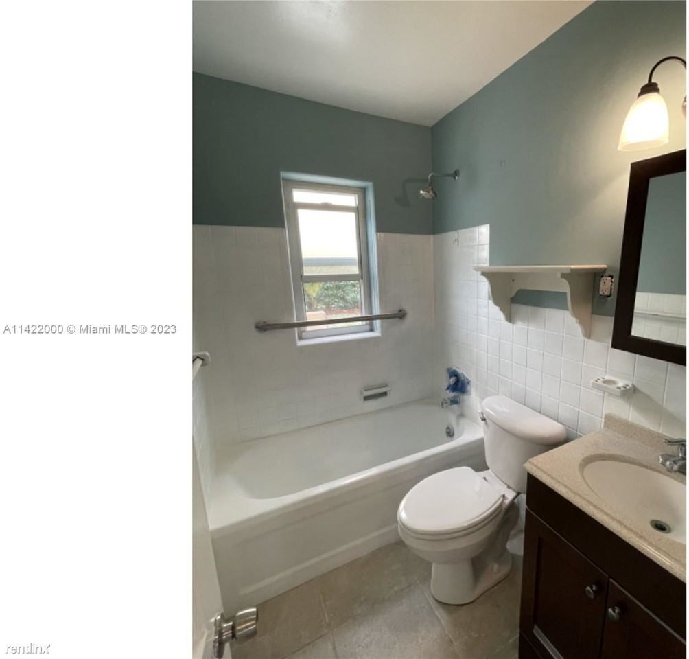 1108 Ne 3rd St - Photo 3 of 10