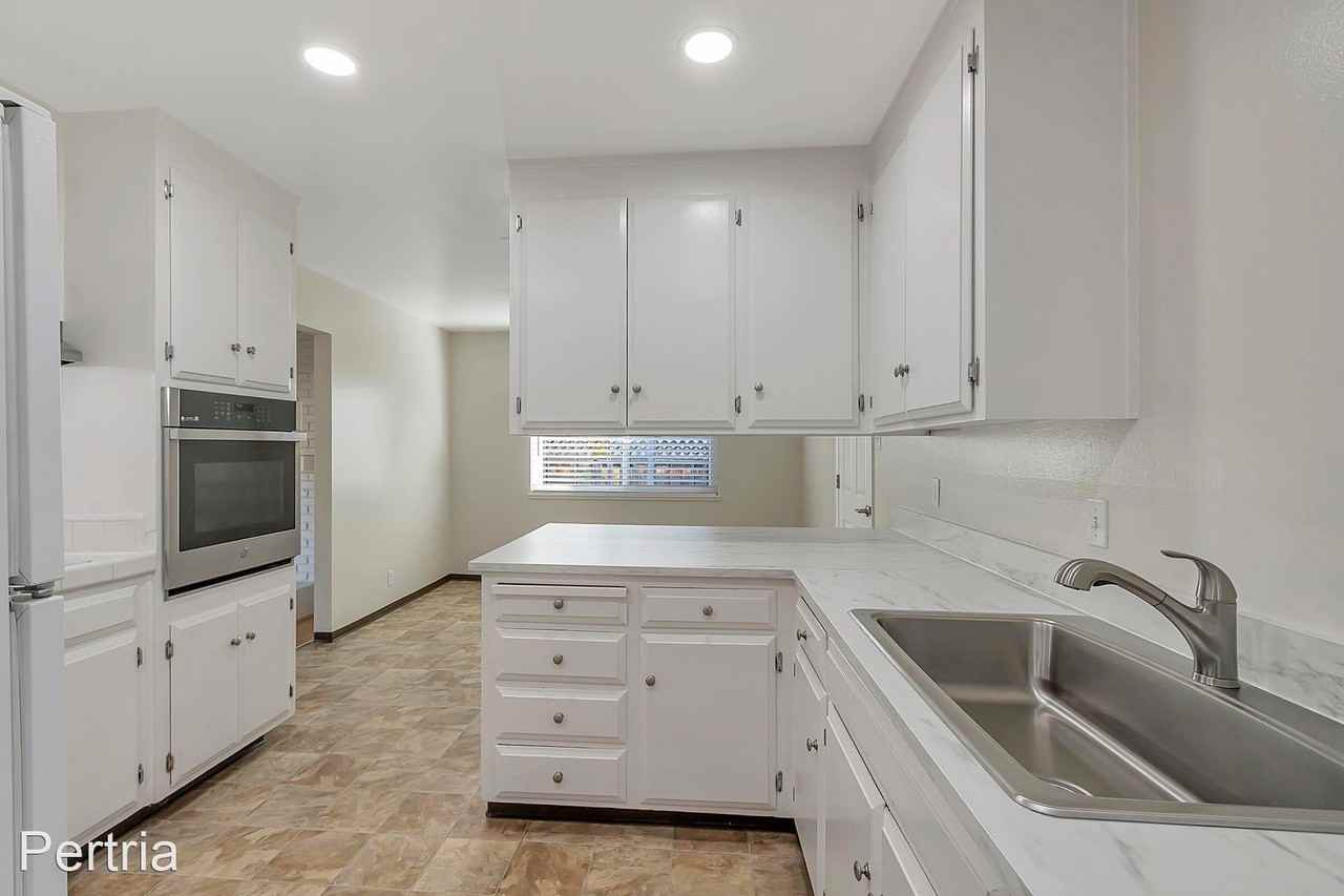 1383 Bouret Dr - Photo 3 of 6