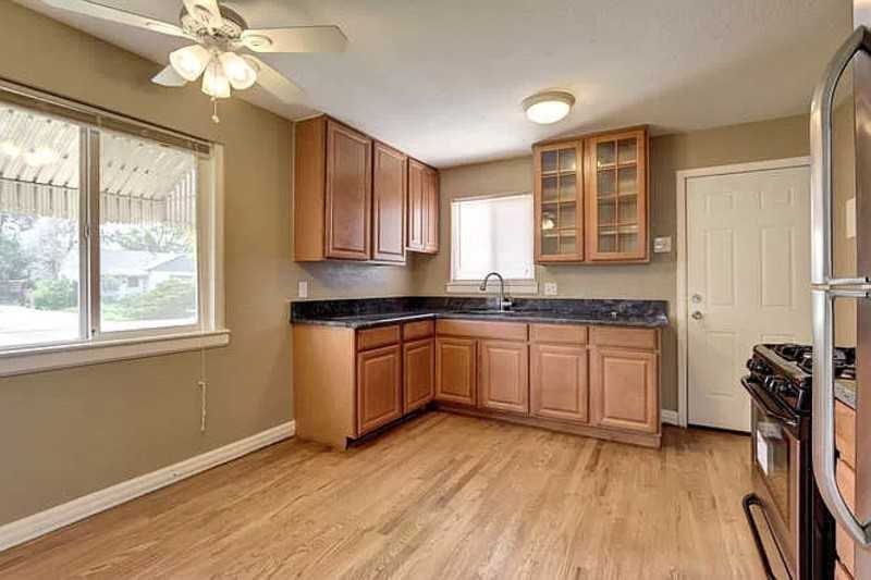 710 Macon St - Photo 4 of 26