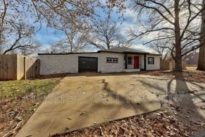 featured image of 1103 N Louisa Ave