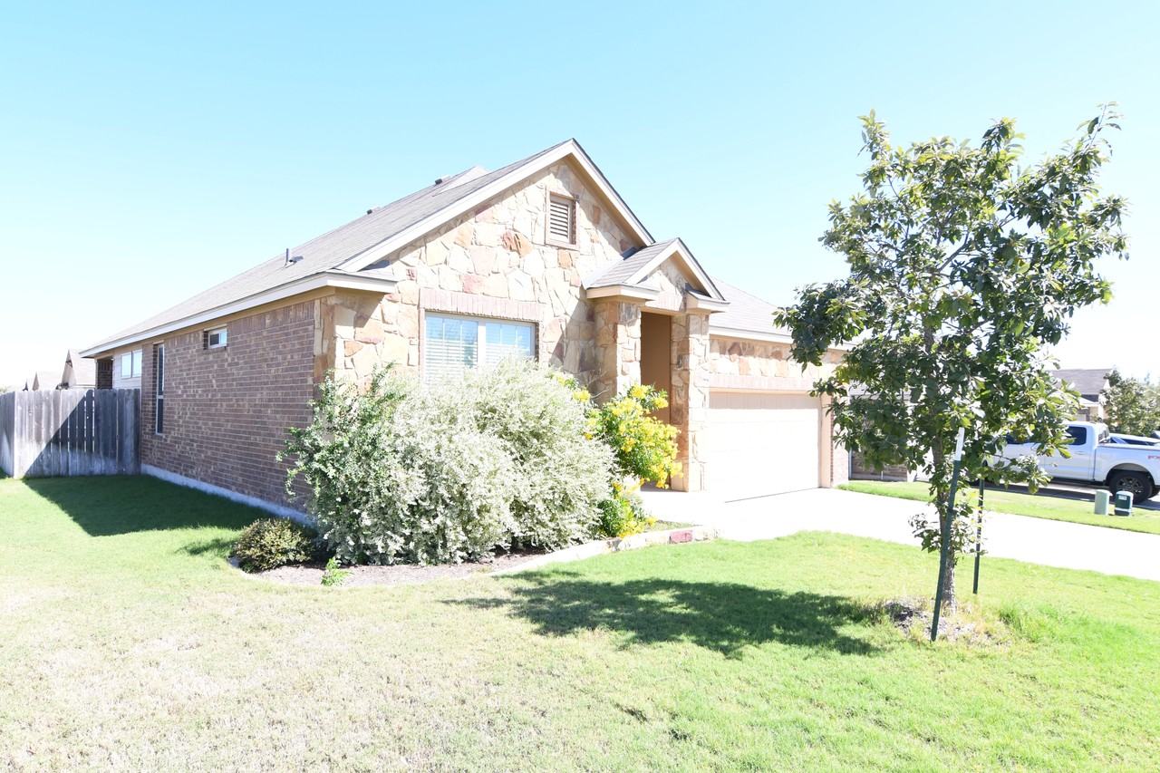 816 Wyndham Hill Pkwy - Photo 3 of 31