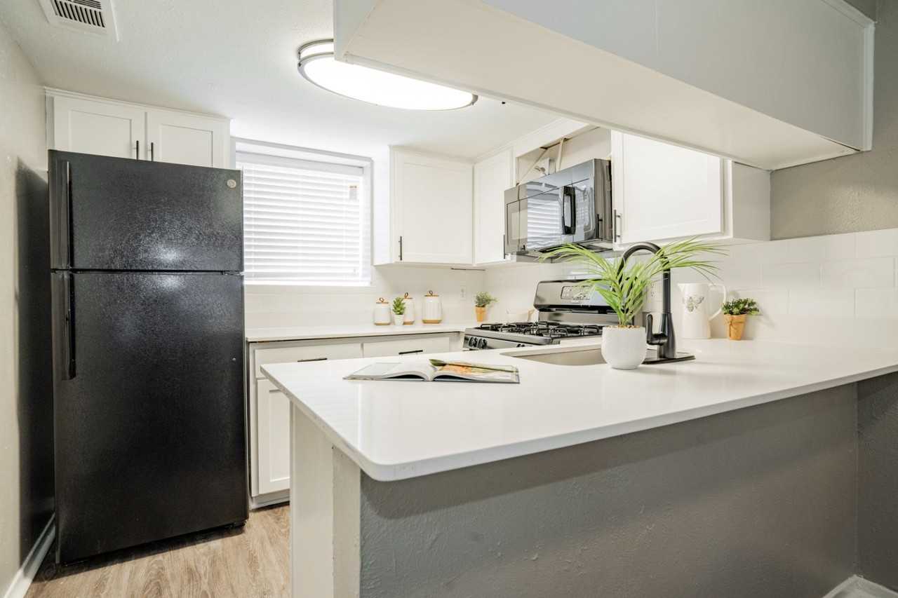 Aero White Rock - Photo 3 of 41