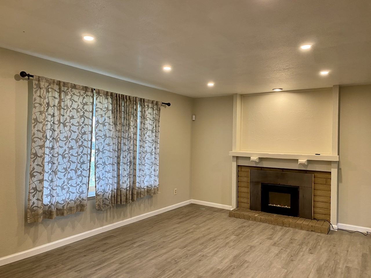 3052 Rosemont Drive - Photo 3 of 10