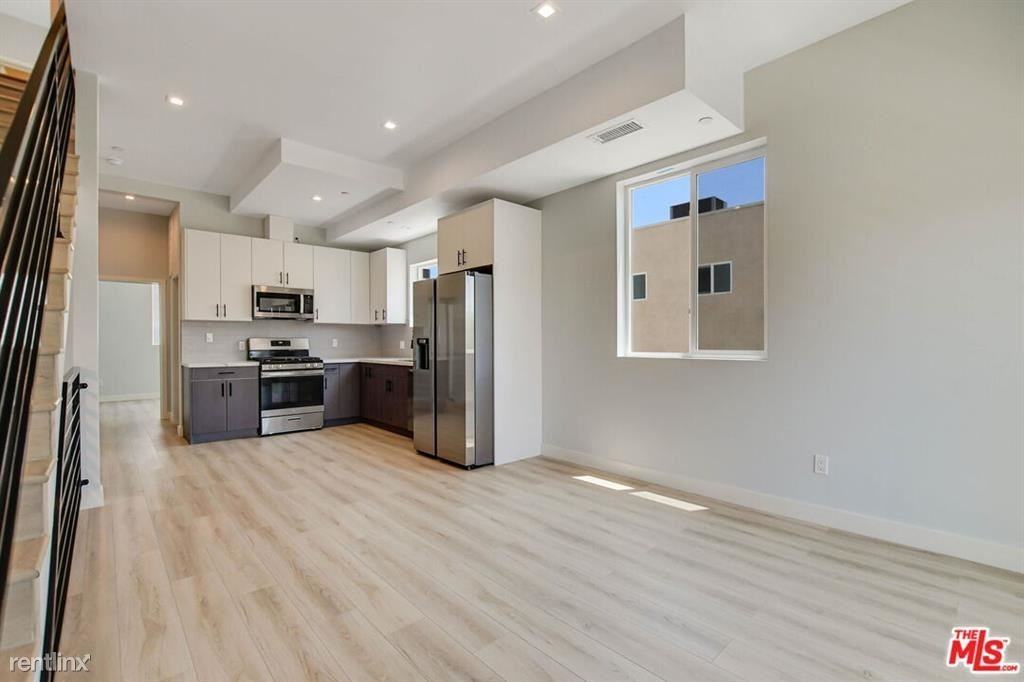 4547 Saturn St - Photo 2 of 13