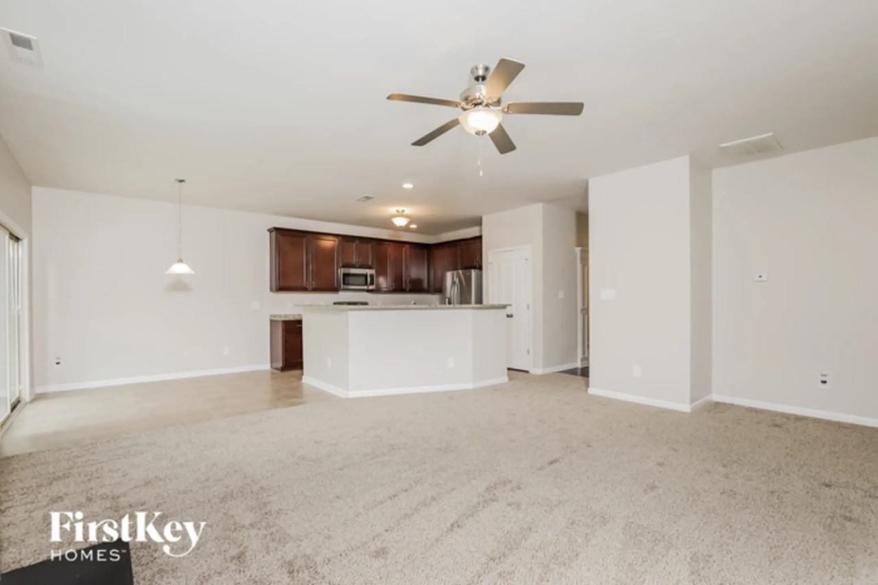 2687 Lamplight Cir - Photo 2 of 12