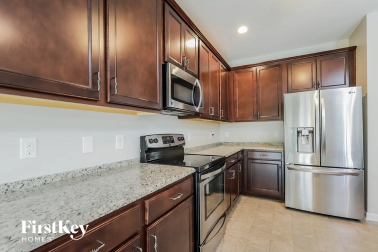 2687 Lamplight Cir - Photo 3 of 12