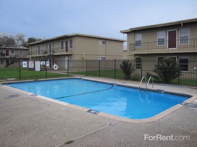 Woodlawn Apartments - Photo 2 of 5