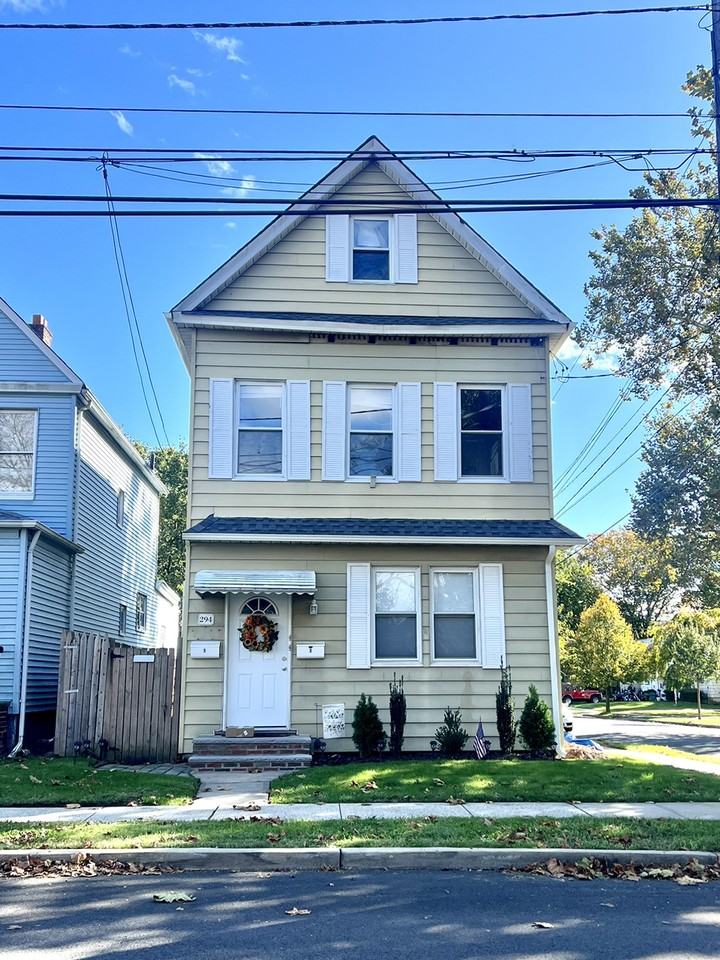 294 Webster Ave W - Photo 2 of 15