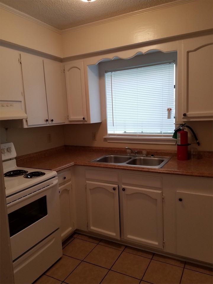 118 Oak Ridge Ave Apt C #1 - Photo 2 of 9