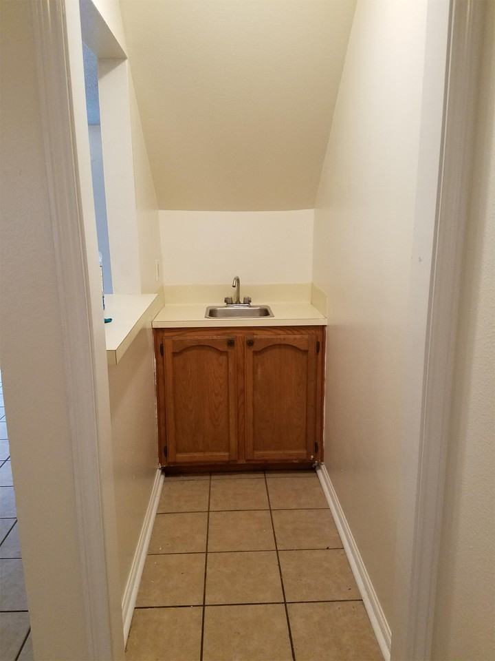 118 Oak Ridge Ave Apt C #1 - Photo 3 of 9