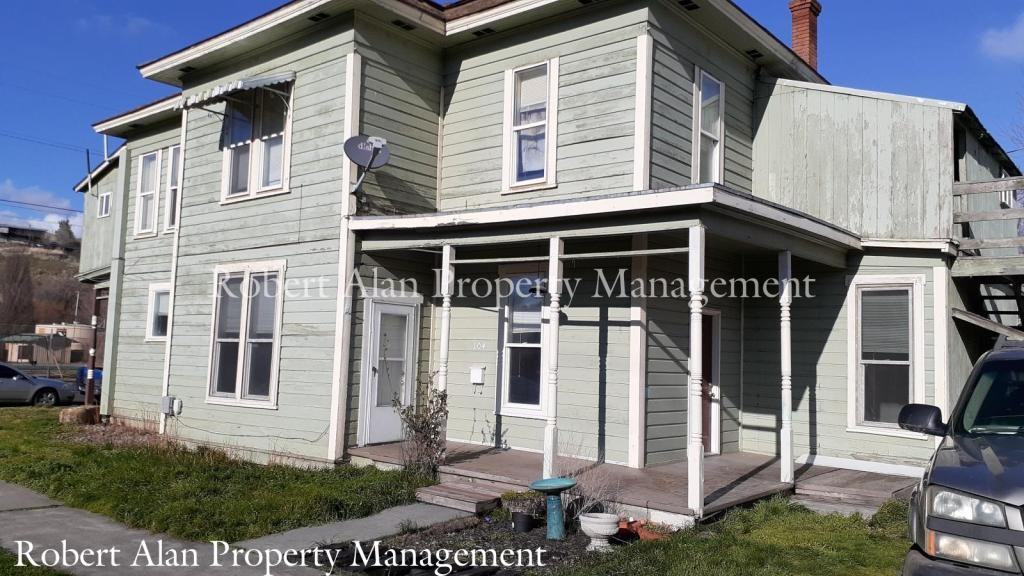 104 Se 4th St - Photo 2 of 7