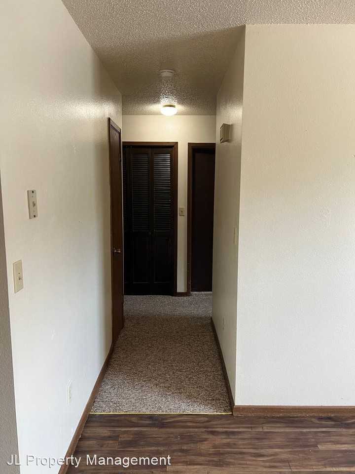 1009 E 4th Street - Photo 2 of 11