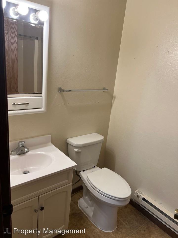 1009 E 4th Street - Photo 3 of 11