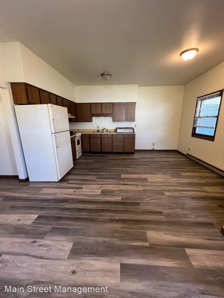 319 W. Waupaca St. - Photo 2 of 7