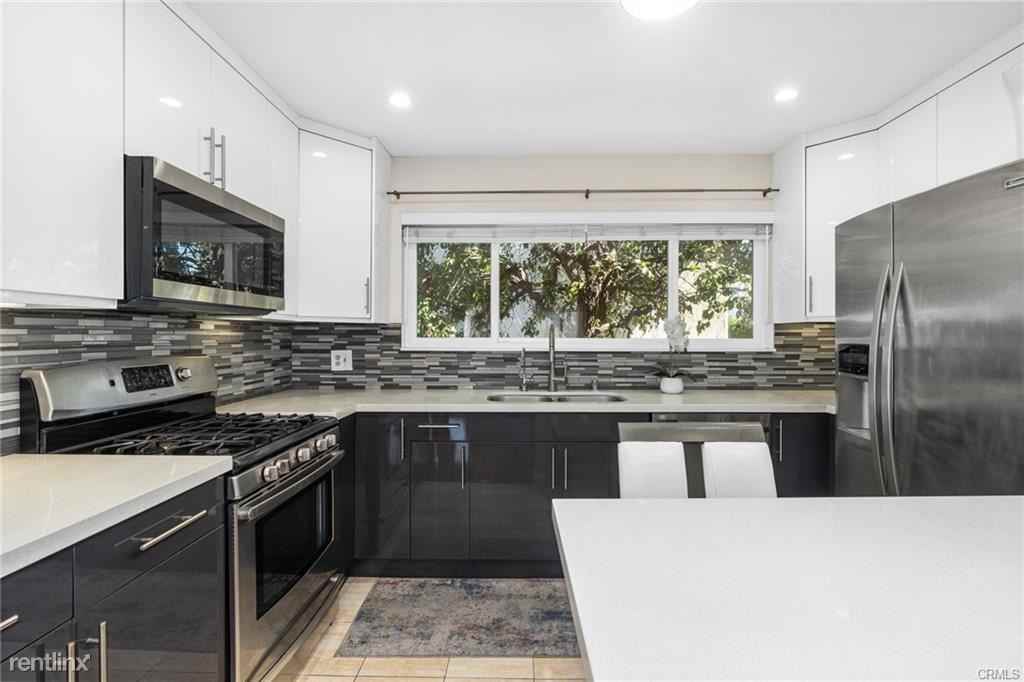 608 Hawthorne St #D - Photo 3 of 10