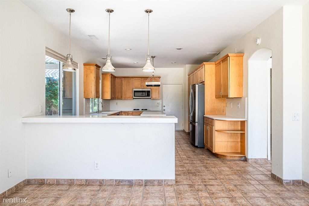 689 E Carnation St - Photo 2 of 10