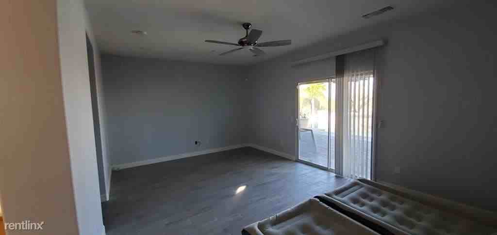 716 Summit Dr - Photo 2 of 10